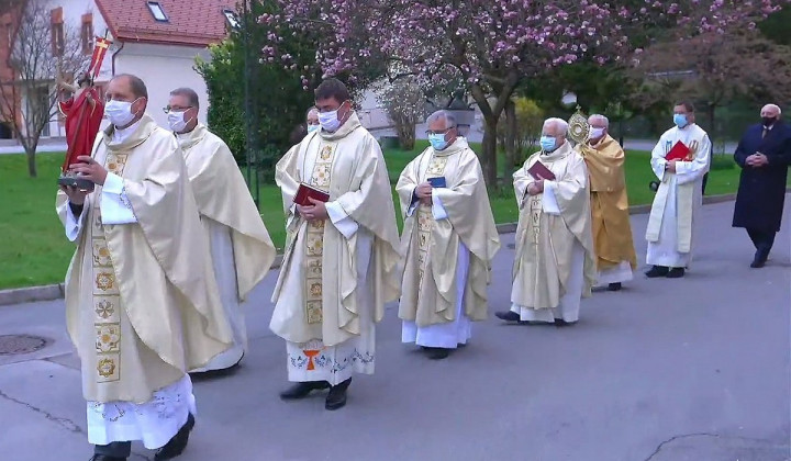 Vstajenska procesija duhovnikov na Rakovniku pri Mariji Pomočnici (foto: Don Bosko Slovenija)