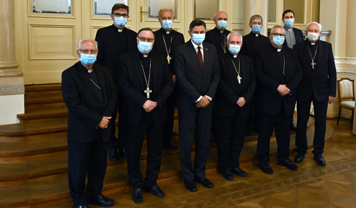 Slovenski škofje in predsednik države Borut Pahor (foto: Tamino Petelinšek/STA)
