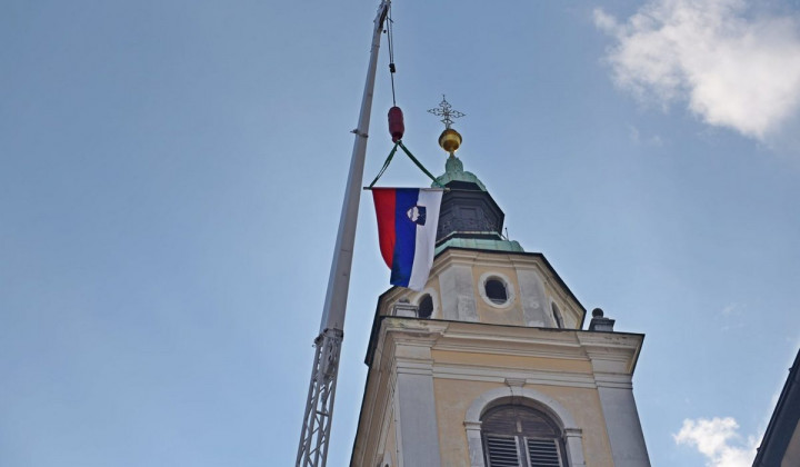 Slovenska zastava pred ljubljansko stolnico (foto: Rok Mihevc)