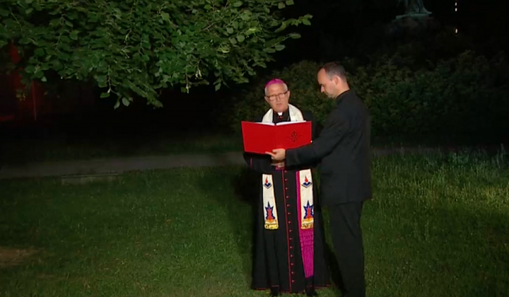 Ljubljanski nadškof Stanislav Zore in tajnik Boštjan Prevc (foto: Posnetek zaslona RTV)