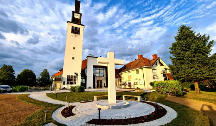 Spominsko obeležje - križ pred cerkvijo (foto: Tiskovni urad SŠK)