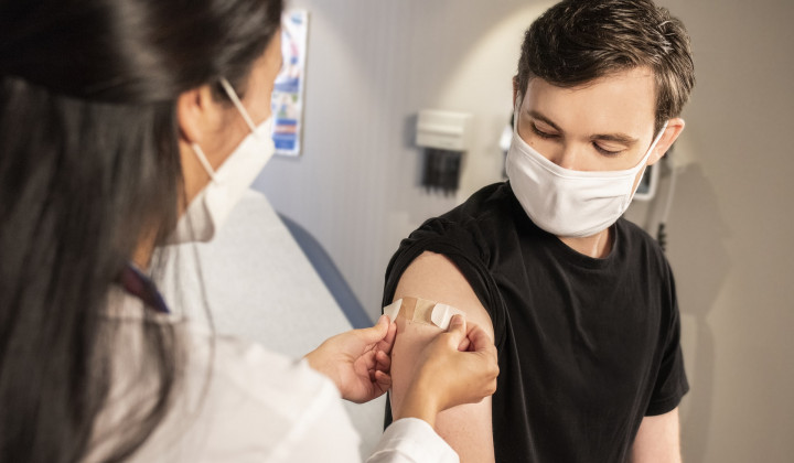 Cepljenje je edino orožje, ki ga imamo, da ustavimo širjenje smrtonosnega virusa. (foto: CDC / Unsplash)