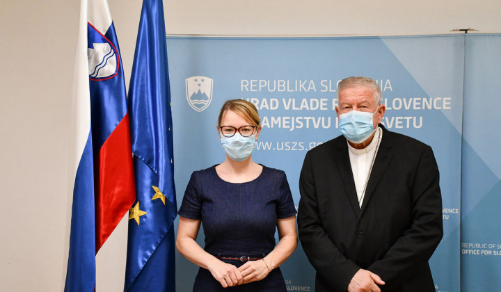 Ministrica dr. Helena Jaklitsch in beograjski nadškof msgr. Stanislav Hočevar (foto: FB Urad Vlade RS)