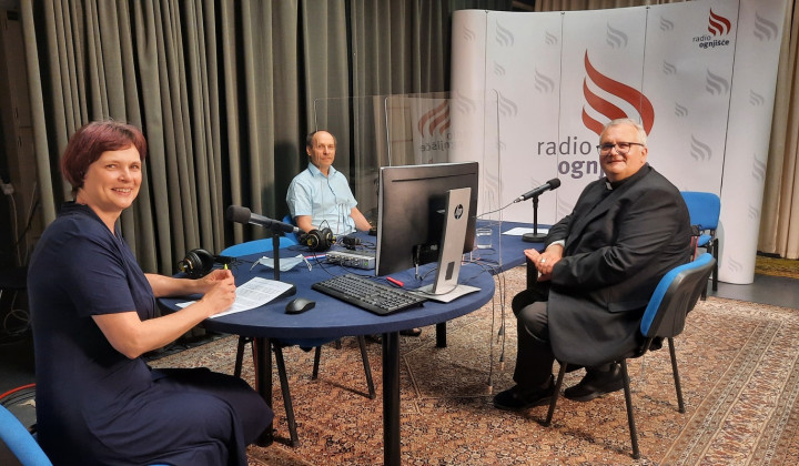 Škof Peter Štumpf po pogovoru za Radio Ognjišče in tednik Družina (foto: ARO)