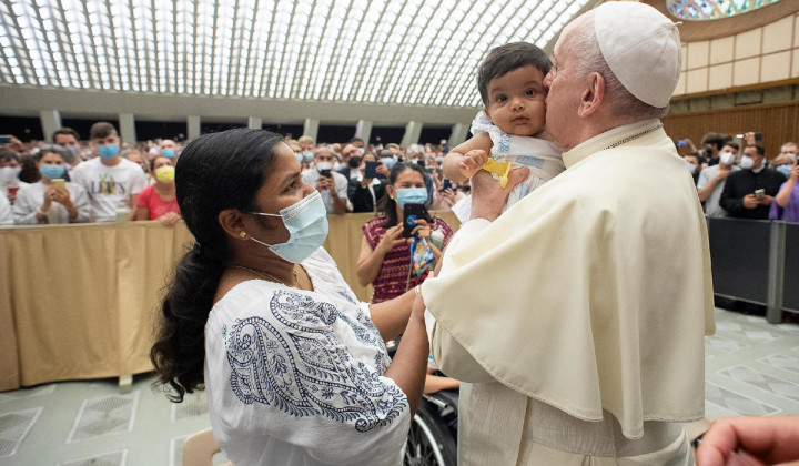 Papež pozdravlja vernike po katehezi (foto: Vatican News)