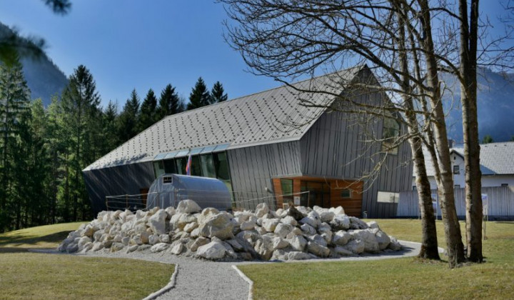 Slovenski planinski muzej v Mojstrani je lepo umeščen v prostor (foto: planinskimuzej.si)