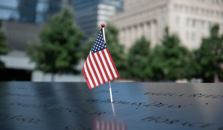 New York, plošča z imeni žrtev terorističnih napadov 11. 9. 2001 (foto: Pexels)