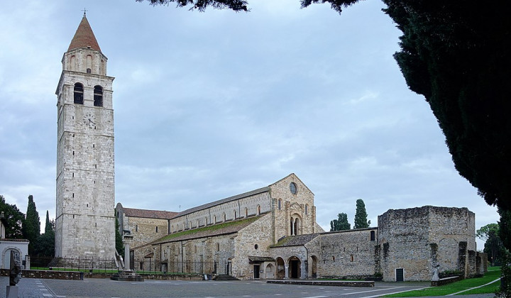 Bazilika v Ogleju (foto: Velvet, CC BY-SA 4.0 <https://creativecommons.org/licenses/by-sa/4.0>, via Wikimedia Commons)