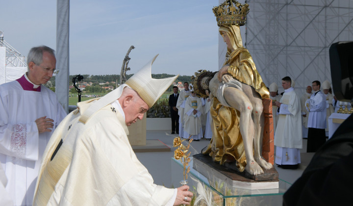 Papež pred Marijinim kipom v Šaštinu (foto: Divisione Produzione Fotografica)