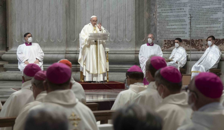 Papež med mašo z evropskimi škofi (foto: Vatican News)