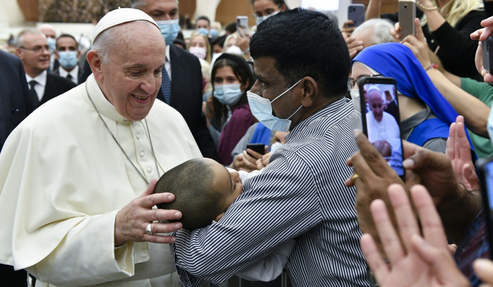 Papež pozdravlja vernike pri avdienci (foto: Divisione Produzione Fotografica)
