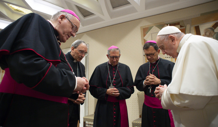Papež s francoskimi škofi moli za žrtve zlorab (foto: Divisione Produzione Fotografica)