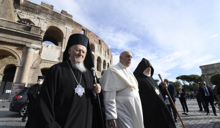 Verski voditelji na molitvi za mir pred rimskim Kolosejem (foto: Vatican Media)