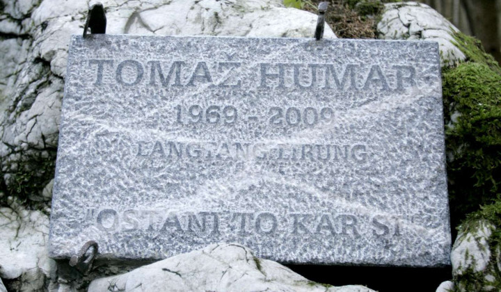 Spominska plošča Tomažu Humarju v spominskem parku pri Domu v Kamniski Bistrici (foto: Daniel Novakovič/STA)