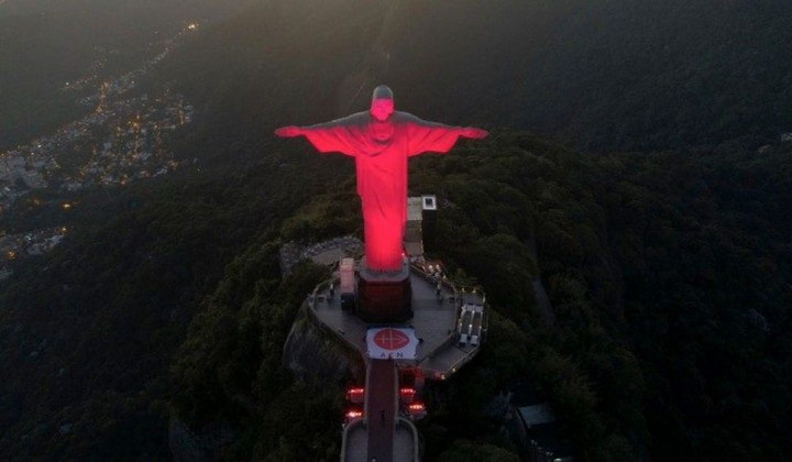 Kip Jezus v Braziliji obarvan rdeče (foto: Družina)