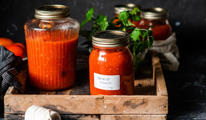 Naše omake so lahko v ličnih kozarcih tudi lepo darilo! (foto: Anshu A / Unsplash)