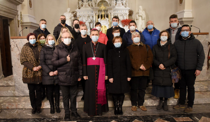 Sodelavci Radia Ognjišče z novomeškim škofom Andrejem Sajetom (foto: Rok Mihevc)