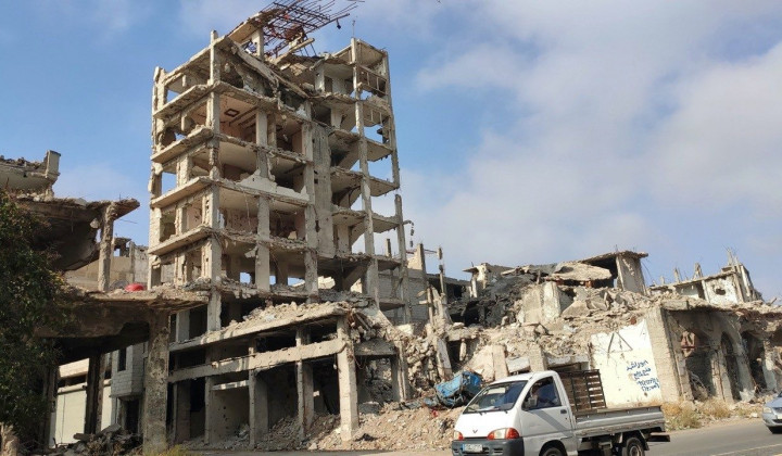 Porušene stavbe v predmestju Damaska (foto: Vatican News)