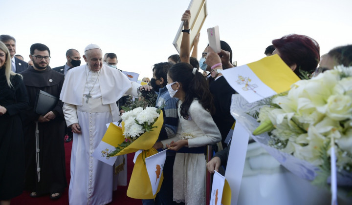 Papež ob prihodu na Ciper (foto: Divisione Produzione Fotografica)
