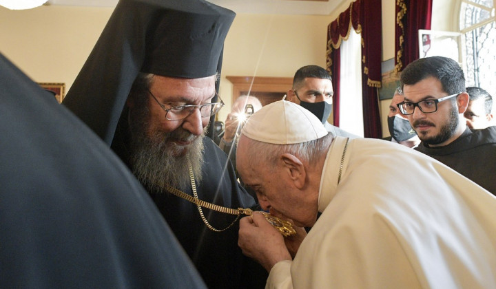 Papež s pravoslavnim nadškofom Krizostomom (foto: Divisione Produzione Fotografica)