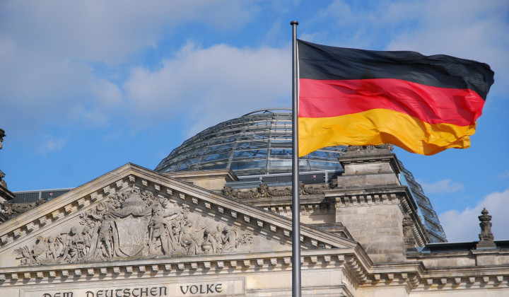 Nemška zastava pred bundestagom (foto: Pixabay/tvjoern)