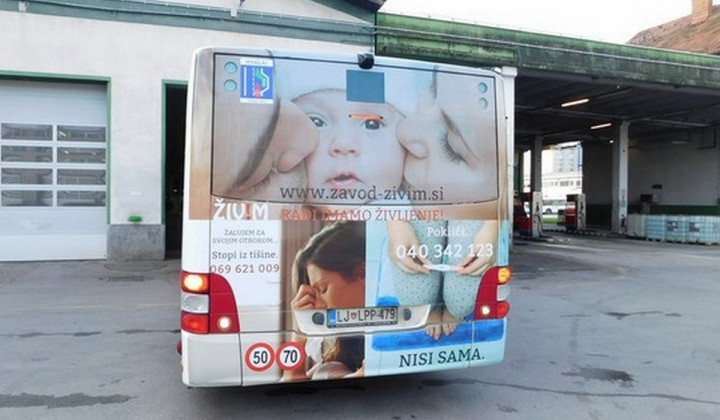 Plakat Zavoda Živim na avtobusu LPP (foto: Arhiv)