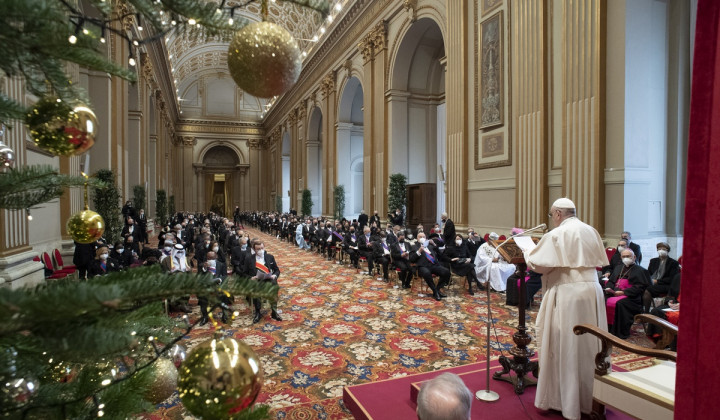 Papež nagovarja diplomatski zbor (foto: Vatican News)