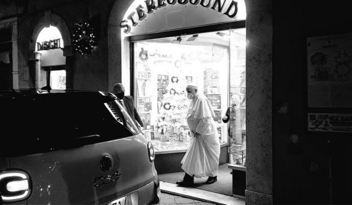 Papež v trgovini s ploščami (foto: Vatican News)