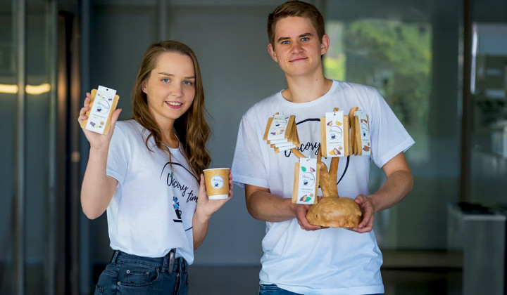 Teja in Jakob sta razvila inovativen proizvod za enostavnejše uživanje toplega in bolj zdravega napitka iz cikorije. Boljša izbira od kave.  (foto: Osebni arhiv)