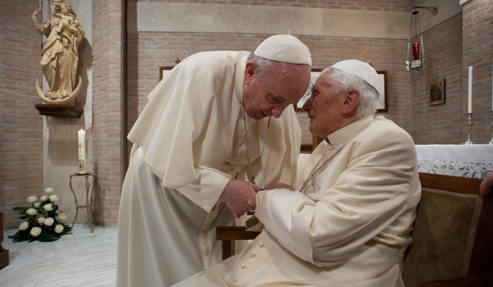 Papež Frančišek in papež Benedikt XVI (foto: Divisione Produzione Fotografica)