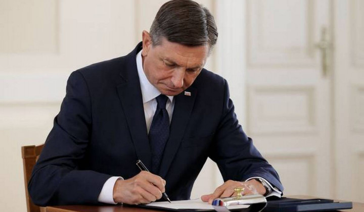 Predsednik republike Borut Pahor je podpisal odlok o razpisu letošnjih rednih volitev v DZ (foto: UPRS/Daniel Novakovic/STA)