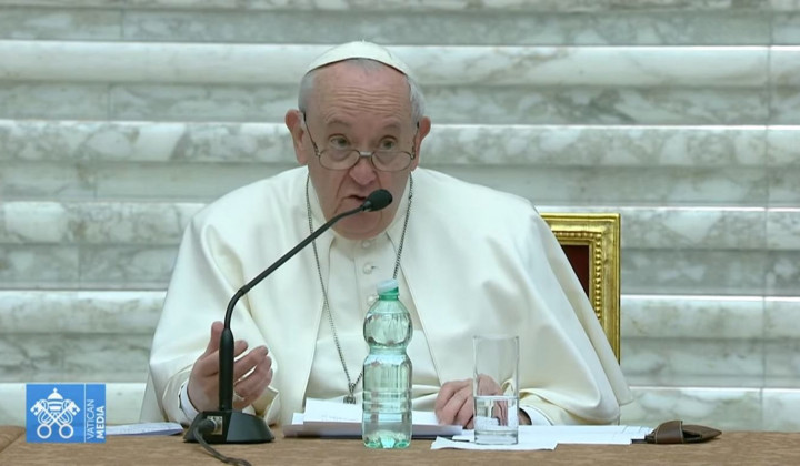 Papež med nagovorom udeležencem simpozija o duhovništvu (foto: posnetek zaslona)