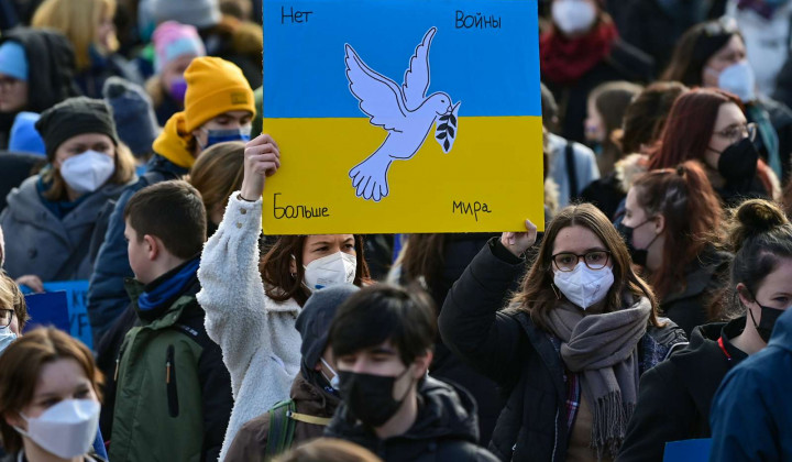 Protesti proti vojni in ruskim napadom na Ukrajino. (foto: STA)
