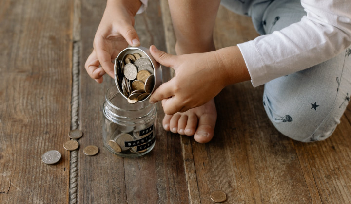 Otroci naj se začnejo učiti ravnanja z denarjem že v vrtcu (foto: cottonbro: / Pexels)