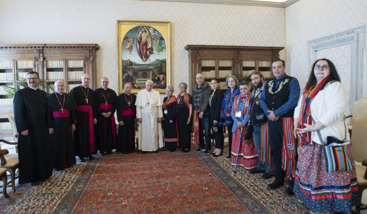 Skupja kanadskih staroselcev s papežem (foto: Divisione Produzione Fotografica)