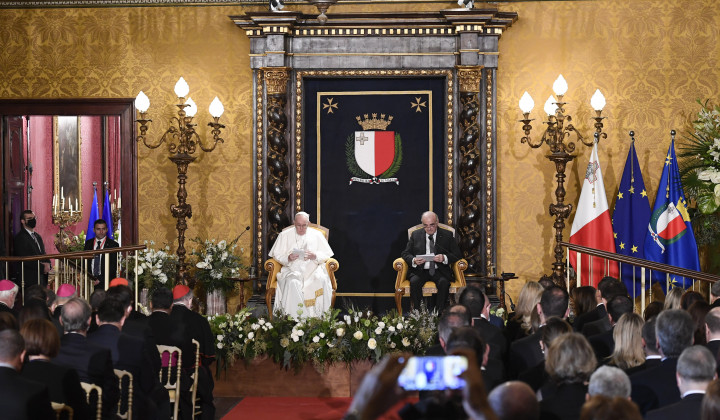 Papež Frančišek s predstavniki oblasti in diplomatskega zbora (foto: Divisione Produzione Fotografica)