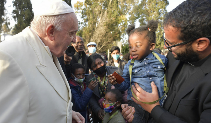 Papež z migranti na Malti (foto: Vatican news)