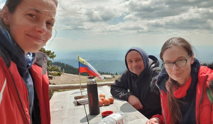 P. Cestnik je na Veliko planino odpeljal tudi ukrajinski begunki Olgo in Tatjano (foto: )
