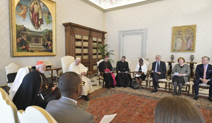 Papež s člani Komisije za zaščito mladoletnih (foto: Vatican News)