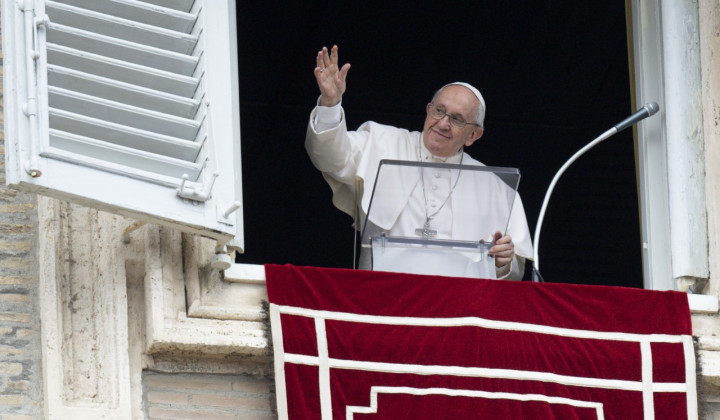 Papež pozdravlja romarje (foto: Vatican News)