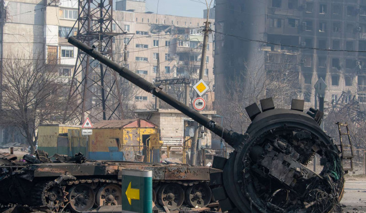 Mariupolj. Tank ruske vojske uničen med rusko invazijo na Ukrajino. (foto: dpa/STA)