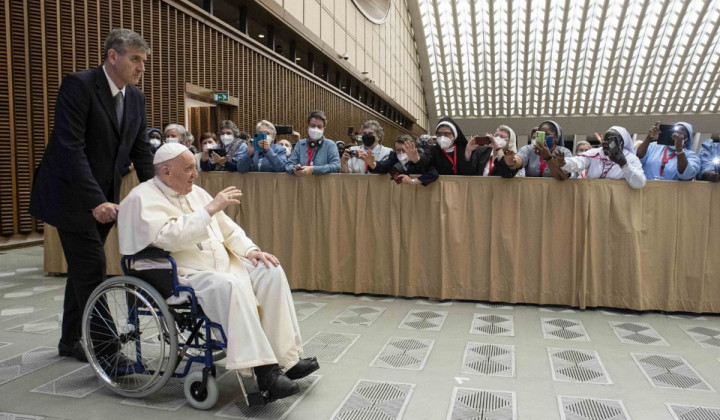 Papež Frančišek, ki že več tednov trpi zaradi bolečin v kolenu, je prvič uporabil voziček na javnem dogodku (foto: Vatican Media)