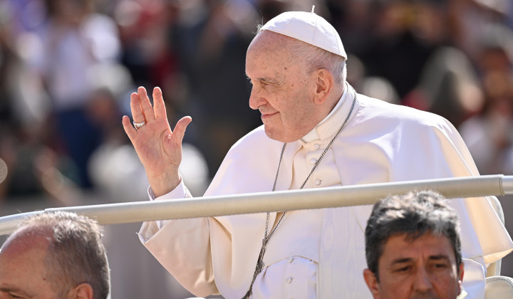 Papež pred avdienco pozdravlja romarje (foto: Vatican media)