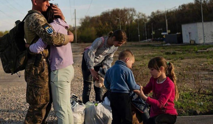 Družina se poslavlja ob odhodu v begunstvo. (foto: Roman Pilipey / Zelenskiy official)