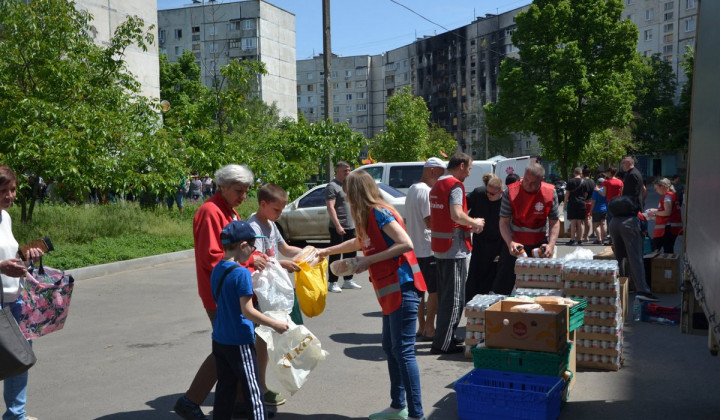 Prostovoljci Karitas ljudem delijo pomoč (foto: Fb Karitas Spes Ukrajina)