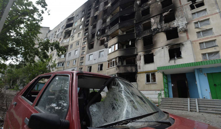 Vojna v Ukrajini.Poškodovane stavbe in vozila v Harkovu. (foto: dpa/STA)