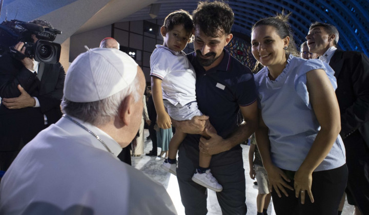 Papež pozdravlja mlado družino na Svetovnem srečanju družin (foto: Vatican News)