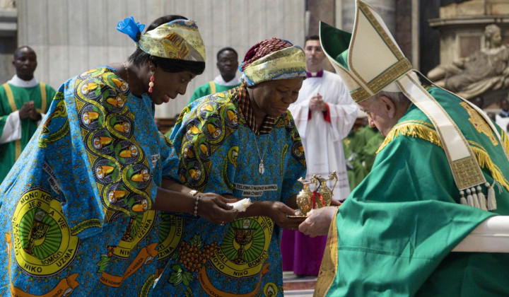 Papež sprejema darove pri sveti maši (foto: Vatican News)