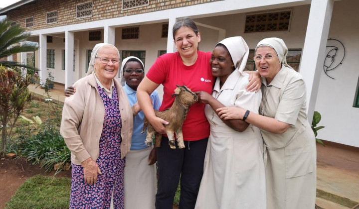 Sodelavka Slovenske karitas Jana Lampe (v sredini) s sestrami misijonarkami na misijonu v Burundiju (foto: Slovenska karitas)