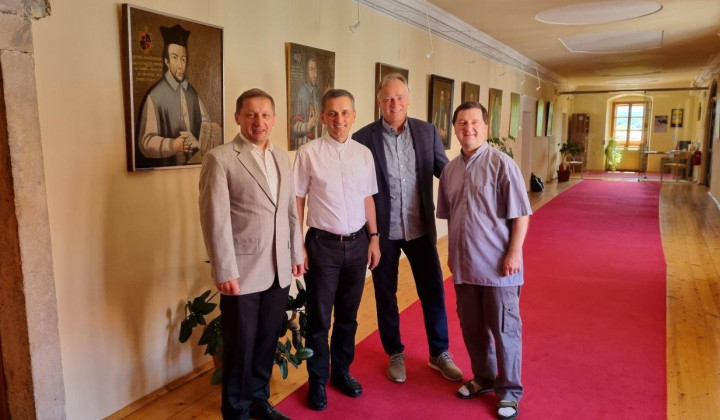 Škof Andrej Saje s Petrom Herbeckom, Janezom Cerkovnikom in p. Mijom Kekićem (foto: škofija Novo mesto)